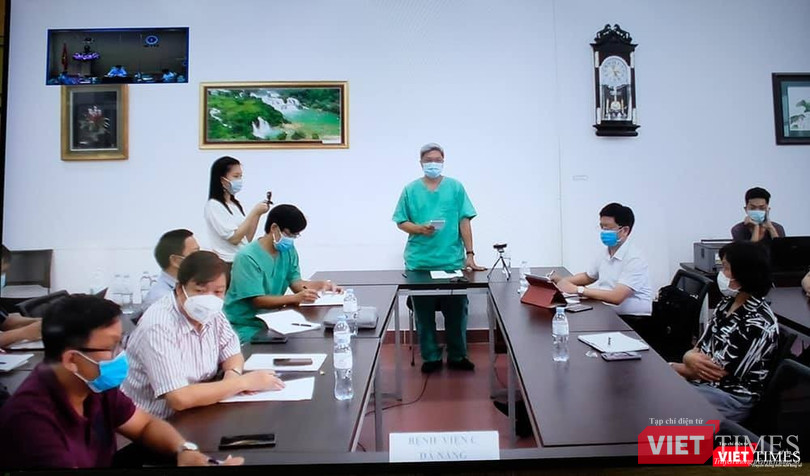 Thứ trưởng Bộ Y tế Nguyễn Trường Sơn thông tin từ điểm cầu Đà Nẵng. Ảnh: Trần Minh.