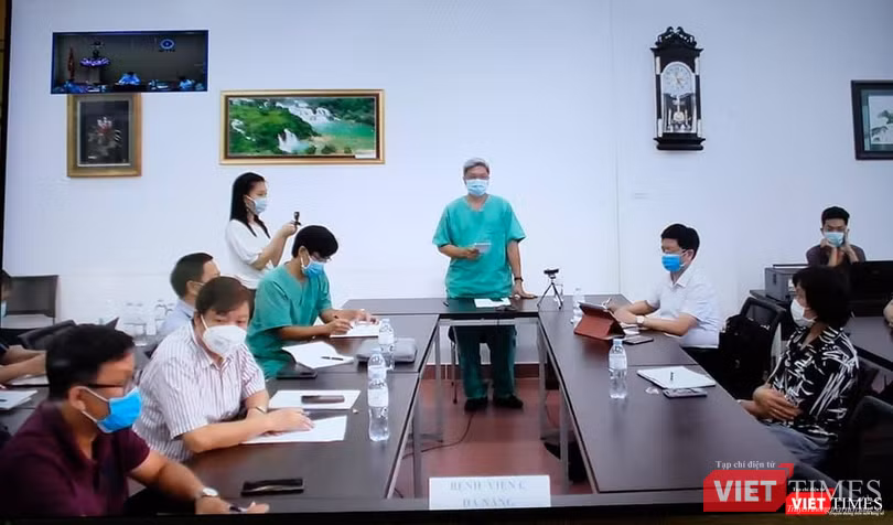 Thứ trưởng Bộ Y tế Nguyễn Trường Sơn thông tin từ điểm cầu Đà Nẵng. Ảnh: Trần Minh. Thứ trưởng Bộ Y tế Nguyễn Trường Sơn thông tin từ điểm cầu Đà Nẵng. Ảnh: Trần Minh.