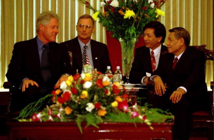 Tổng thống Bill Clinton hội kiến Tổng bí thư Lê Khả Phiêu tại Trụ sở Trung ương Đảng trong khuôn khổ chuyến thăm chính thức Việt Nam lần đầu tiên của người đứng đầu Chính phủ Hoa Kỳ kể từ khi chiến tranh kết thúc, mở ra một chương mới trong quan hệ hai nước - tháng 11/2000. Ảnh: Getty Tổng thống Bill Clinton hội kiến Tổng bí thư Lê Khả Phiêu tại Trụ sở Trung ương Đảng trong khuôn khổ chuyến thăm chính thức Việt Nam lần đầu tiên của người đứng đầu Chính phủ Hoa Kỳ kể từ khi chiến tranh kết thúc, mở ra một chương mới trong quan hệ hai nước - tháng 11/2000. Ảnh: Getty