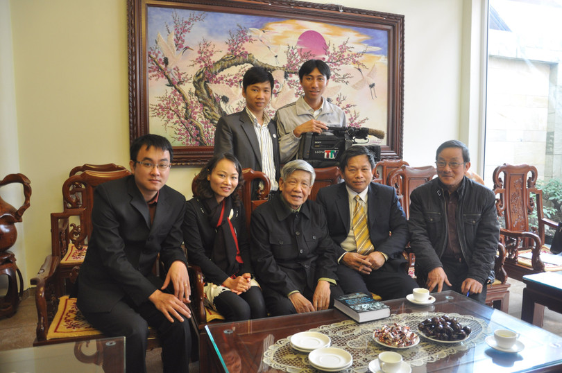 Nguyên Tổng Bí thư Lê Khả Phiêu với đoàn làm phim “Những người con ưu tú của xứ Thanh” Nguyên Tổng Bí thư Lê Khả Phiêu với đoàn làm phim “những người con ưu tú của xứ Thanh”