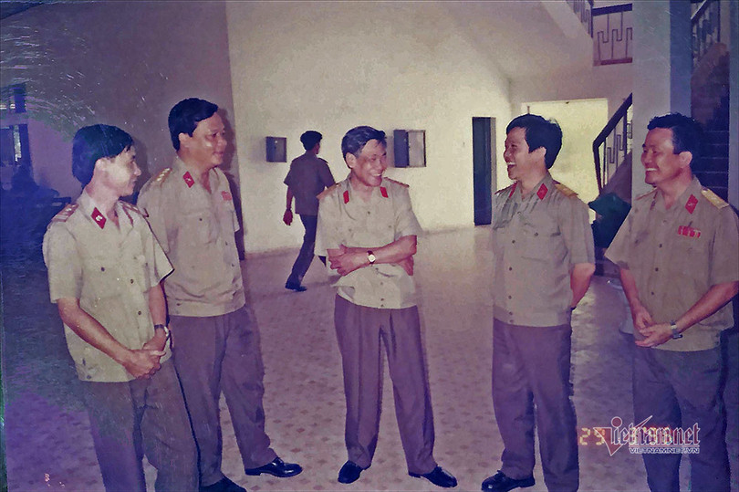 Chủ nhiệm Tổng cục Chính trị - Thượng tướng Lê Khả Phiêu trong giờ giải lao tại Đại hội đại biểu Đảng bộ Quân đoàn 4. Ảnh: Vietnamnet. Chủ nhiệm Tổng cục Chính trị - Thượng tướng Lê Khả Phiêu trong giờ giải lao tại Đại hội đại biểu Đảng bộ Quân đoàn 4. Ảnh: Vietnamnet.