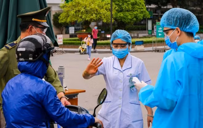 Việc thăm người ốm tại BV không nên duy trì, vì BV vốn là ổ bệnh, có nguy cơ lây truyền rất cao (Ảnh chụp tại BV Bạch Mai, HN) Việc thăm người ốm tại BV không nên duy trì, vì BV vốn là ổ bệnh, có nguy cơ lây truyền rất cao (Ảnh chụp tại BV Bạch Mai, HN)