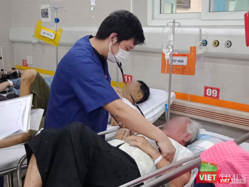 Bác sĩ cấp cứu cho bệnh nhân cao tuổi trong ngày nắng nóng