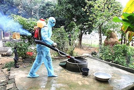 Cán bộ y tế phun thuốc diệt muỗi, bọ gậy, phòng bệnh sốt xuất huyết.