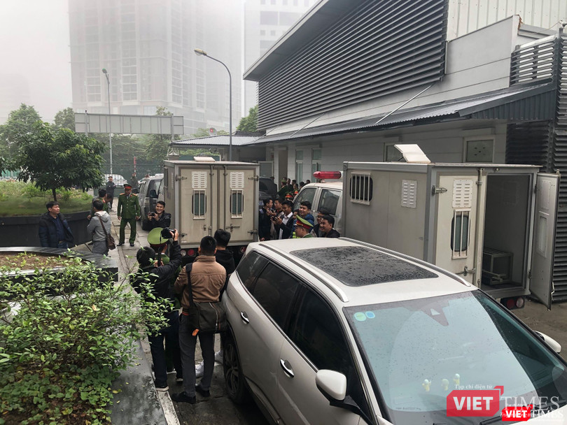 Các bị cáo lên xe rời tòa trong sự siết chặt an ninh và sự quan tâm cao độ của báo chí.