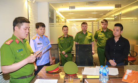 Cơ quan ANĐT Công an tỉnh Phú Thọ đọc lệnh bắt và khám xét nơi làm việc của bị can Phạm Quang Minh, Giám đốc kinh doanh VNPT EPAY.