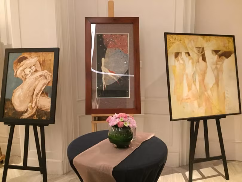 Các tác phẩm từ cảm hứng bởi cái đẹp nữ tính - Lythi Auction House trưng bày.