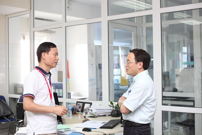 GS.TS. Tạ Thành Văn trao đổi với đồng nghiệp tại Trung tâm nghiên cứu Gen -Protein