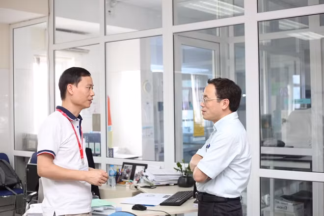 GS.TS. Tạ Thành Văn trao đổi với đồng nghiệp tại Trung tâm nghiên cứu Gen -Protein