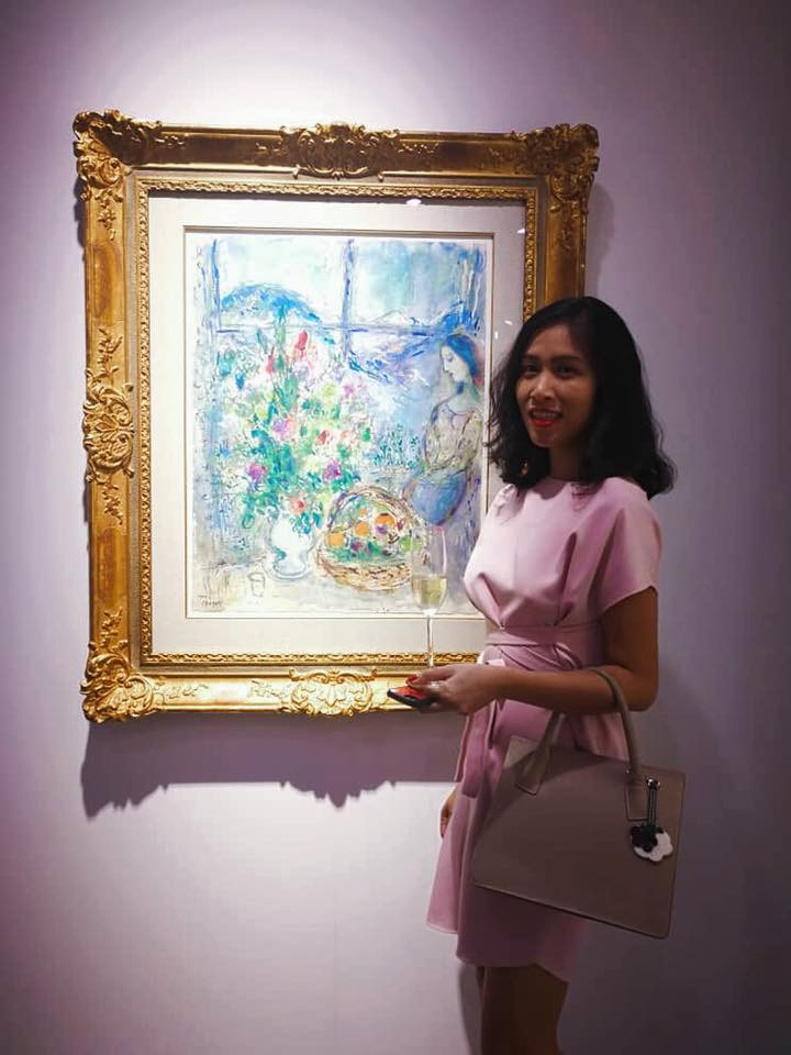 Bà Lý Bích Ngọc hàng năm đều đặn đi các “chợ” mỹ thuật nước ngoài.