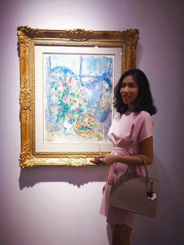 Bà Lý Bích Ngọc hàng năm đều đặn đi các “chợ” mỹ thuật nước ngoài.