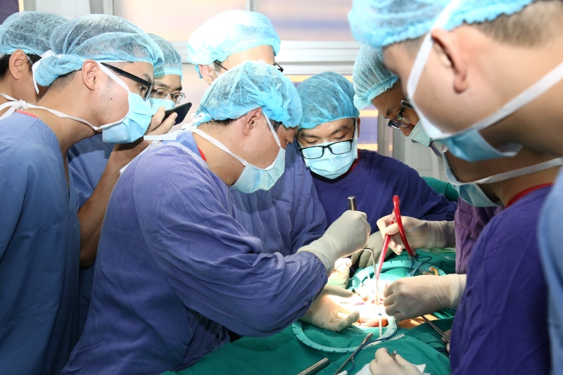 Các bác sĩ của Bệnh viện phẫu thuật cho anh B.