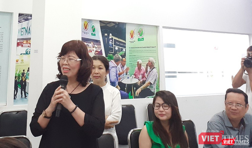 Bà Phạm Thị Tuyn (người cầm mic) - Hiệu trưởng trường Quốc tế Tương Lai, TP.HCM