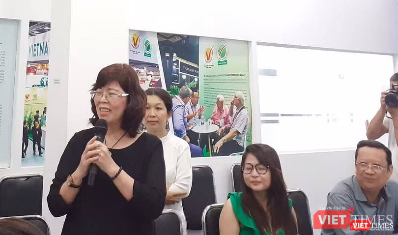 Bà Phạm Thị Tuyn (người cầm mic) - Hiệu trưởng trường Quốc tế Tương Lai, TP.HCM