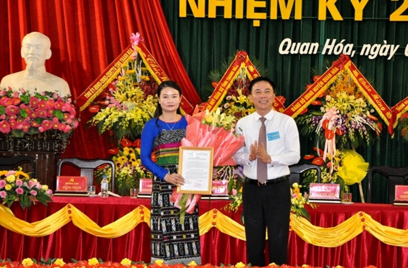 Ông Đỗ Minh Tuấn - Phó Bí thư Tỉnh ủy, trao quyết định và tặng hoa chúc mừng tân Bí thư Huyện ủy Mường Lát Hà Văn Ca. Ảnh: Quốc Hương