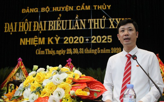 Ông Lê Văn Trung, 40 tuổi được chỉ định thôi giữ chức Bí thư Tỉnh đoàn, tham gia Ban chấp hành, Ban Thường vụ và giữ chức Bí thư Huyện ủy Cẩm Thủy, nhiệm kỳ 2020-2025. Ảnh: B.T.H