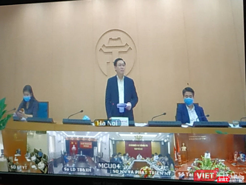 Bí thư Thành ủy Hà Nội Vương Đình Huệ phát biểu tại buổi họp trực tuyến về ứng phó với dịch COVID-19 vừa diễn ra chiều nay (10/4).