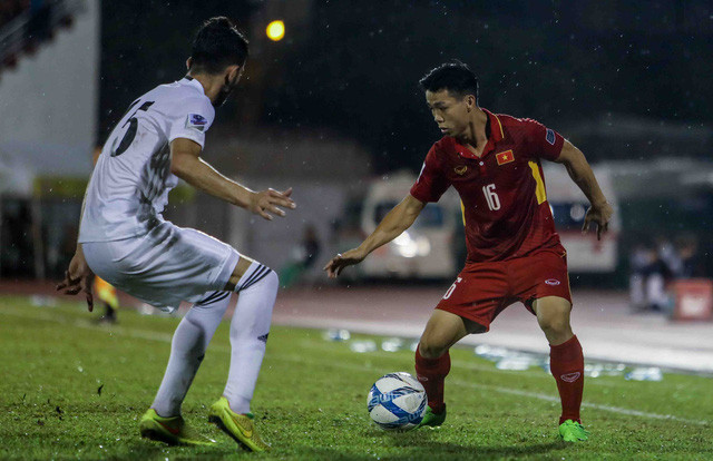 Công Phượng (áo sậm) trong trận VN hòa Jordan (trắng) 0-0 trên sân Thống Nhất ở vòng loại Asian Cup (Ảnh Sĩ Huyên - Tuổi trẻ)