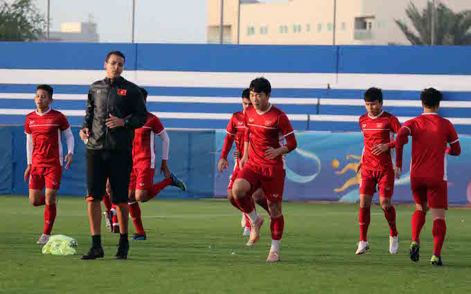Các cầu thủ Việt Nam khởi động nhẹ trước giờ quyết đấu với Jordan