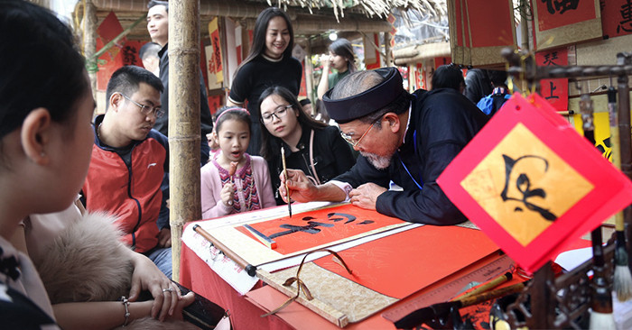 “Mỗi năm hoa đào nở/ Lại thấy ông đồ già..." “Mỗi năm hoa đào nở/ Lại thấy ông đồ già..."