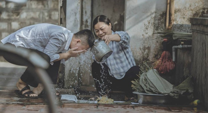 Xuân về trên cánh vai gầy, nụ cười mẹ gánh đong đầy gian nan (Ảnh: luxurydaily.vn) Xuân về trên cánh vai gầy, nụ cười mẹ gánh đong đầy gian nan (Ảnh: luxurydaily.vn)