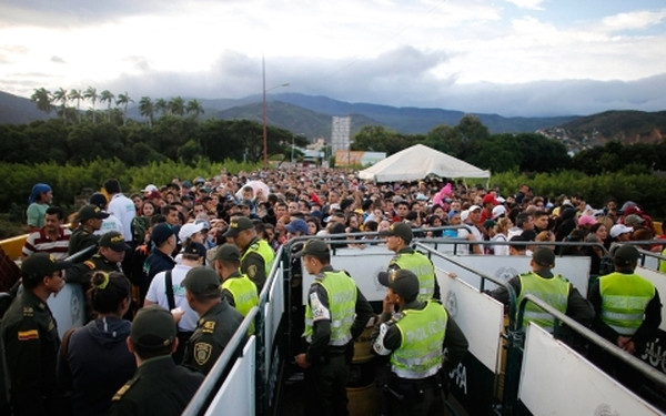 Đói kém cùng giá lương thực thực phẩm tăng nhanh chóng khiến người dân Venezuela đổ sang Colombia để mua hàng hóa. Ảnh AP Đói kém cùng giá lương thực thực phẩm tăng nhanh chóng khiến người dân Venezuela đổ sang Colombia để mua hàng hóa. Ảnh AP