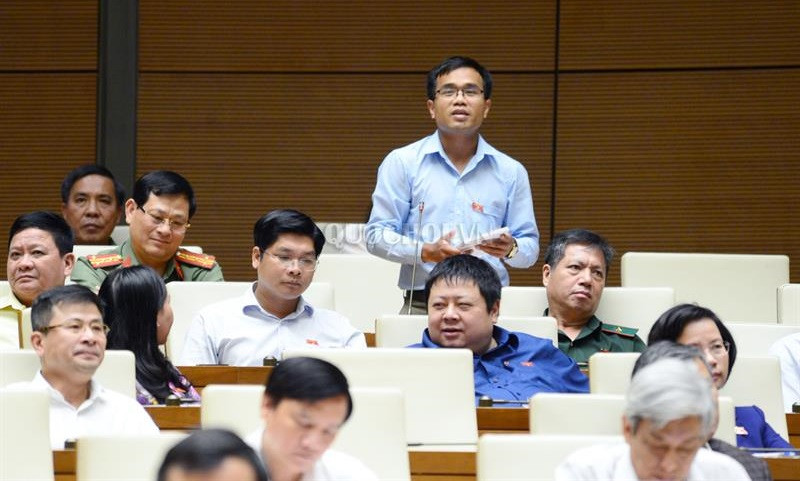 ĐBQH Mong Văn Tình (đoàn Nghệ An) đề nghị xử lý đầy đủ các chế độ chính sách mà cán bộ, công chức đó đã được hưởng.