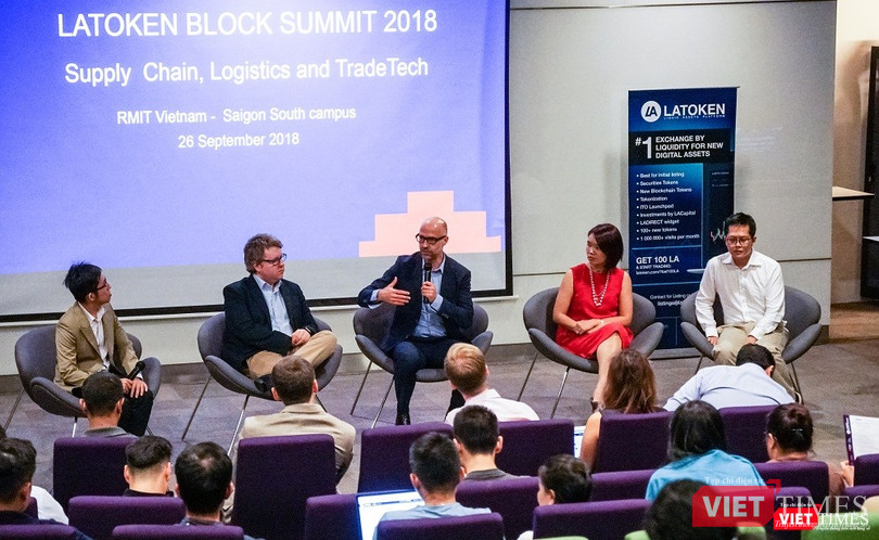 Tiến sĩ Chris Berg (thứ 2 từ trái qua) và Giáo sư Jason Potts (giữa) thảo luận về vai trò thương mại toàn cầu của blokchain nhân dịp tham dự Latoken Block Summit được tổ chức vào cuối tháng 9/2018. Tiến sĩ Chris Berg (thứ 2 từ trái qua) và Giáo sư Jason Potts (giữa) thảo luận về vai trò thương mại toàn cầu của blokchain nhân dịp tham dự Latoken Block Summit được tổ chức vào cuối tháng 9/2018.