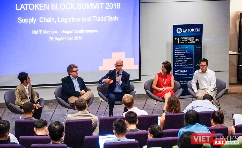Tiến sĩ Chris Berg (thứ 2 từ trái qua) và Giáo sư Jason Potts (giữa) thảo luận về vai trò thương mại toàn cầu của blokchain nhân dịp tham dự Latoken Block Summit được tổ chức vào cuối tháng 9/2018. Tiến sĩ Chris Berg (thứ 2 từ trái qua) và Giáo sư Jason Potts (giữa) thảo luận về vai trò thương mại toàn cầu của blokchain nhân dịp tham dự Latoken Block Summit được tổ chức vào cuối tháng 9/2018.