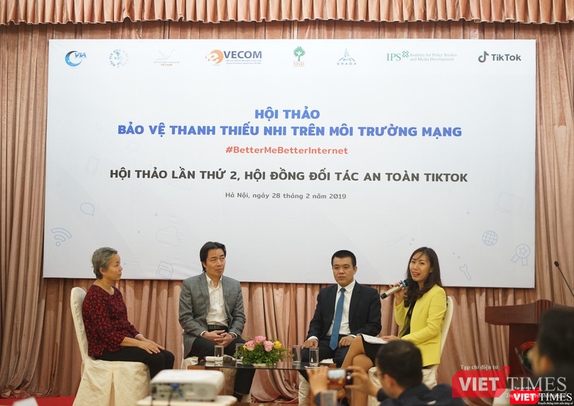Ông Nguyễn Lâm Thanh - Giám đốc chính sách TikTok VN (carvat xanh) và bà Nguyễn Phương Linh - Viện trưởng MSD trong phiên thảo luận. Phiên thảo luận với sự tham gia của ông Đặng Hoa Nam - cục trưởng cục trẻ em - bà Nguyễn Vân Anh - giám đốc CSAGA và ông Nguyễn Lâm Thanh - Giám đốc chính sách TikTok VN