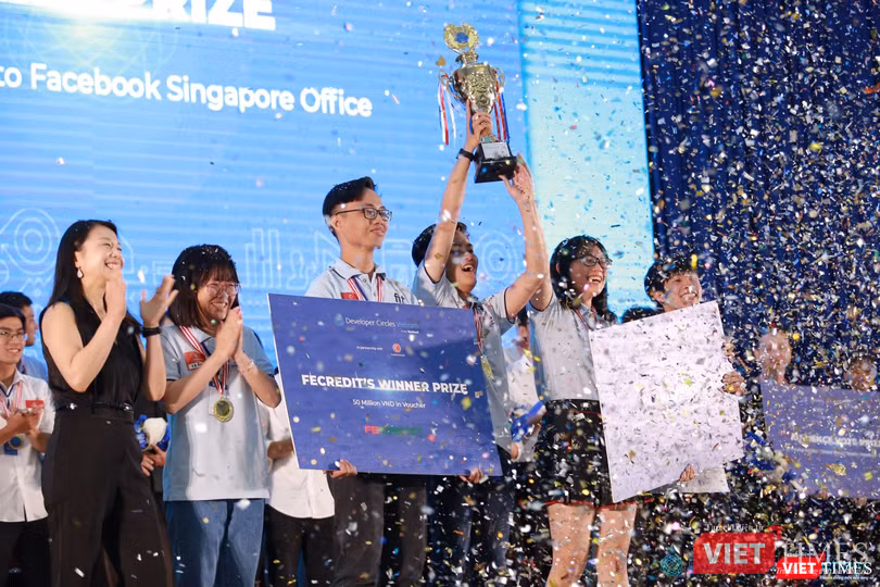 56 Credit trên bục đăng quang của chương trình Thử thách Đổi mới cho các nhà lập trình Việt Nam.