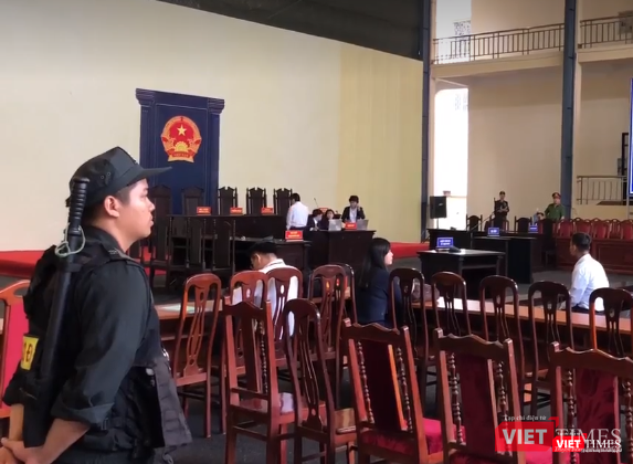 An ninh tại phiên tòa được thắt chặt ngay từ sáng sớm. An ninh tại phiên tòa được thắt chặt ngay từ sáng sớm.