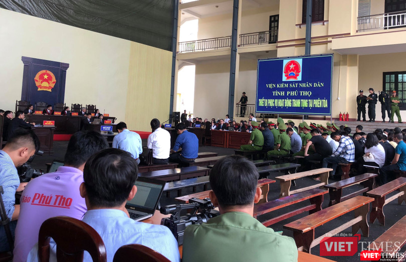 Tại tòa, có hơn 100 cơ quan báo chí tác nghiệp. Sau khi qua cửa an ninh, các phóng viên được dẫn vào phòng báo chí và khu vực tác nghiệp riêng. Tại tòa, có hơn 100 cơ quan báo chí tác nghiệp. Sau khi qua cửa an ninh, các phóng viên được dẫn vào phòng báo chí và khu vực tác nghiệp riêng.