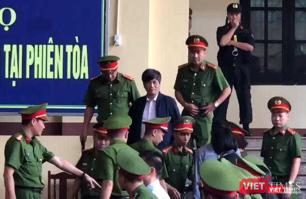 Bị cáo Nguyễn Thanh Hóa được dẫn giải vào vị trí. Bị cáo Nguyễn Thanh Hóa được dẫn giải vào vị trí.