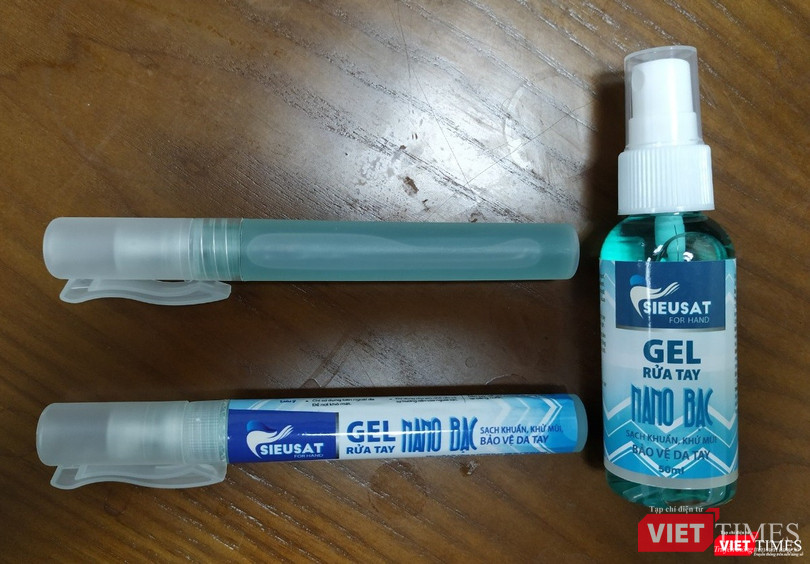 Sản phẩm gel rửa tay nano bạc SieuSat for hand dạng bút (10ml) và chai nhỏ (50ml) tiện cài áo và mang trong túi đồ cá nhân. Sản phẩm gel rửa tay nano bạc SieuSat for hand dạng bút (10ml) và chai nhỏ (50ml) tiện cài áo và mang trong túi đồ cá nhân.