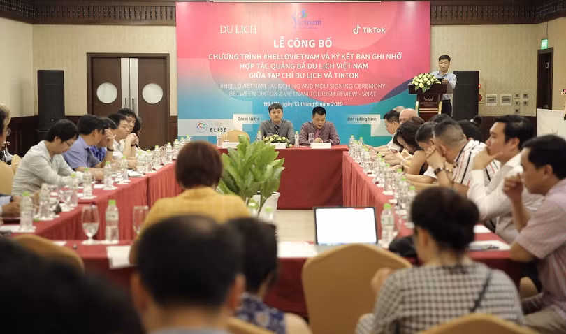 Lễ ký kết bản ghi nhớ hợp tác quảng bá du lịch Việt Nam qua video và khởi động chương trình quảng bá du lịch Việt Nam bằng công cụ video mang tên HelloVietnam. Lễ ký kết bản ghi nhớ hợp tác quảng bá du lịch Việt Nam qua video và khởi động chương trình quảng bá du lịch Việt Nam bằng công cụ video mang tên HelloVietnam.