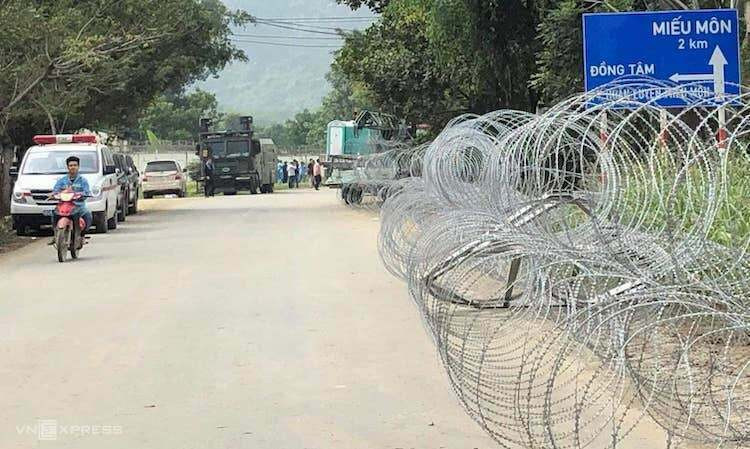 Đường qua khu vực xã Đồng Tâm sáng 9/1. Ảnh: Việt Đức - VnExpress Đường qua khu vực xã Đồng Tâm sáng 9/1. Ảnh: Việt Đức - VnExpress