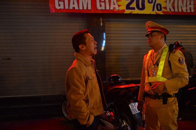 Người đàn ông lớn tiếng với CSGT đang thi hành nhiệm vụ. Ảnh: Hiệp Bình.