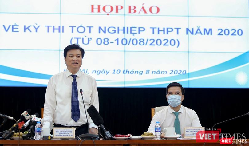 Thứ trưởng Bộ GD&ĐT trao đổi tại họp báo. Thứ trưởng Bộ GD&ĐT trao đổi tại họp báo.