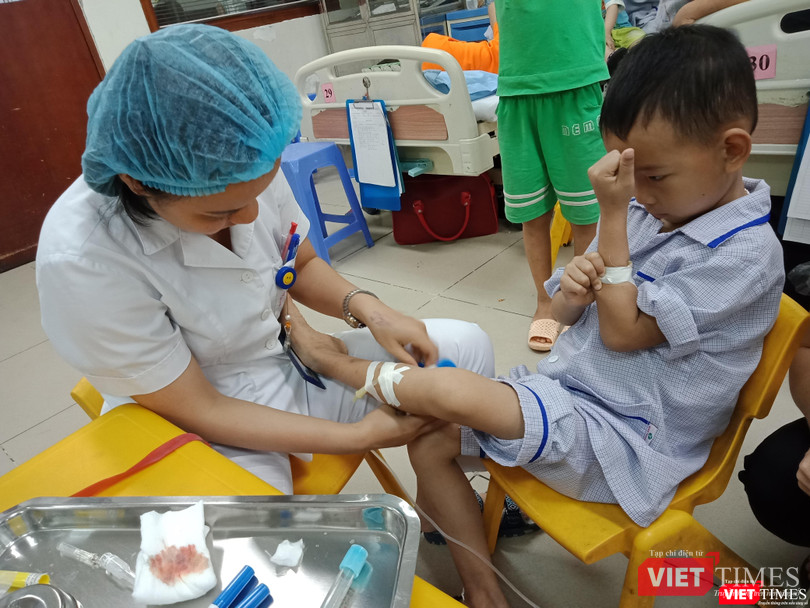 Bác sĩ chuẩn bị truyền dịch cho bệnh nhi mắc Thalassemia. Bác sĩ chuẩn bị truyền dịch cho bệnh nhi mắc Thalassemia.