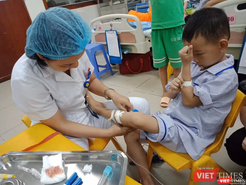 Bác sĩ chuẩn bị truyền dịch cho bệnh nhi mắc Thalassemia.