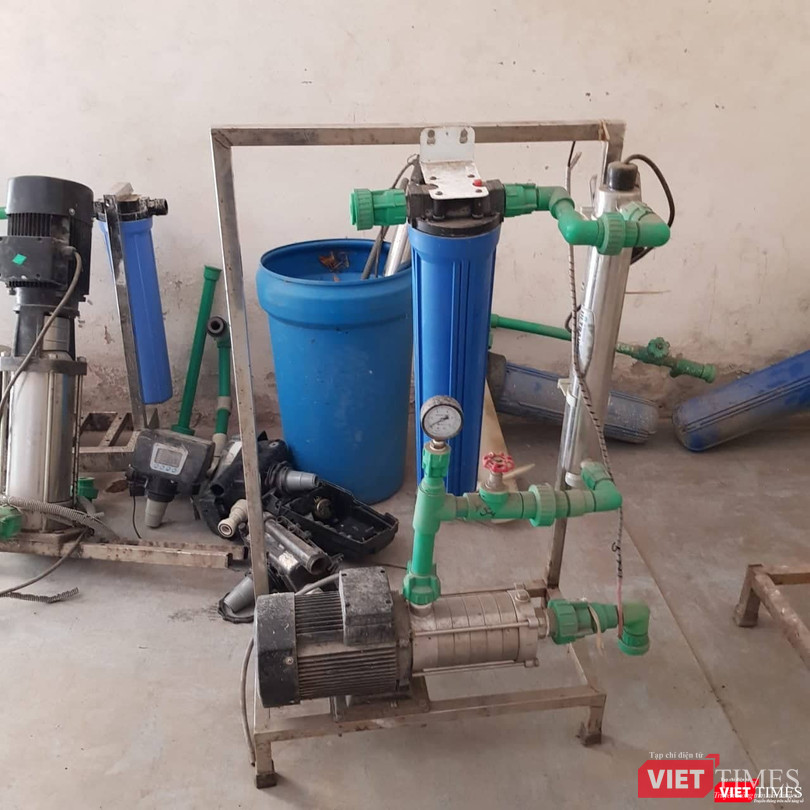 Các vật chứng trong hệ thống lọc nước RO 2 của Bệnh viện đa khoa tỉnh Hòa Bình bị dỡ, phá tan trong khi vụ án vẫn đang xét xử.