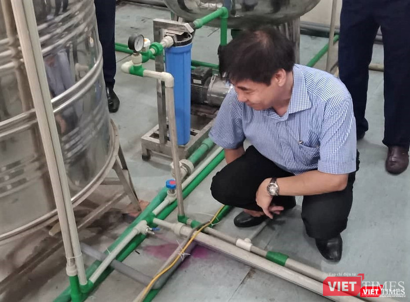 TS. Lê Thanh Hải mở van xả đáy của bồn nước RO 2 TS. Lê Thanh Hải mở van xả đáy của bồn nước RO 2