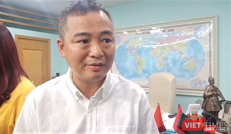 PGS.TS. Nguyễn Lân Hiếu - Giám đốc Bệnh viện Đại học Y Hà Nội, đại biểu Quốc hội trả lời phỏng vấn báo chí sáng nay, 5/8.
