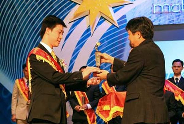 Phan Sào Nam (khi đang là Phó giám đốc Công ty Intecom) nhận Giải thướng Sao Khuê năm 2008 Phan Sào Nam (khi đang là Phó giám đốc Công ty Intecom) nhận Giải thướng Sao Khuê năm 2008