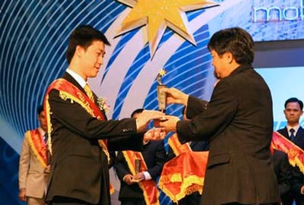 Phan Sào Nam (khi đang là Phó giám đốc Công ty Intecom) nhận Giải thướng Sao Khuê năm 2008