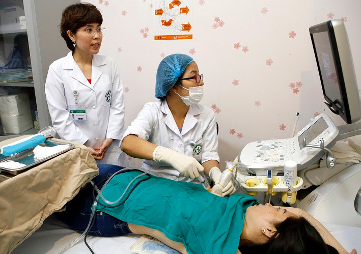 Bác sĩ sử dụng kỹ thuật mới thăm khám cho bệnh nhân Bác sĩ sử dụng kỹ thuật mới thăm khám cho bệnh nhân