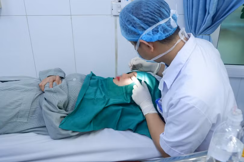 Bác sĩ phẫu thuật mắt cho bệnh nhân