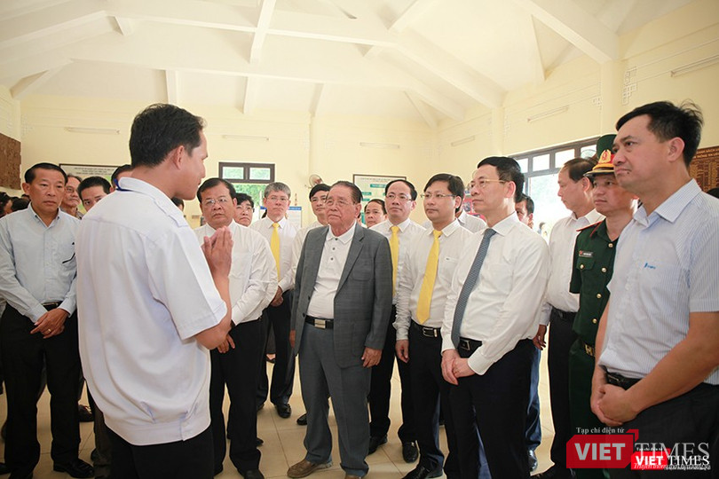 Các đại biểu tham quan Nhà Truyền thống Khu căn cứ Ban Giao bưu vận và Ban Thông tin liên lạc Trung ương Cục miền Nam. Các đại biểu tham quan Nhà Truyền thống Khu căn cứ Ban Giao bưu vận và Ban Thông tin liên lạc Trung ương Cục miền Nam