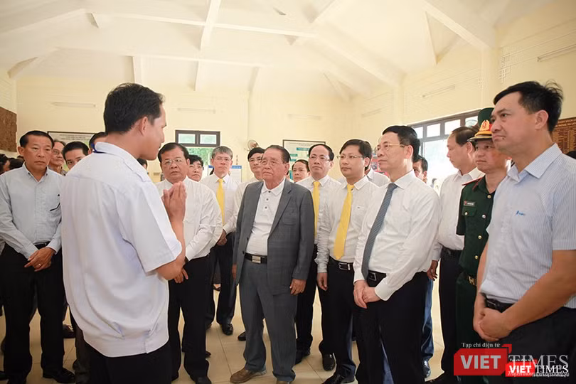 Các đại biểu tham quan Nhà Truyền thống Khu căn cứ Ban Giao bưu vận và Ban Thông tin liên lạc Trung ương Cục miền Nam